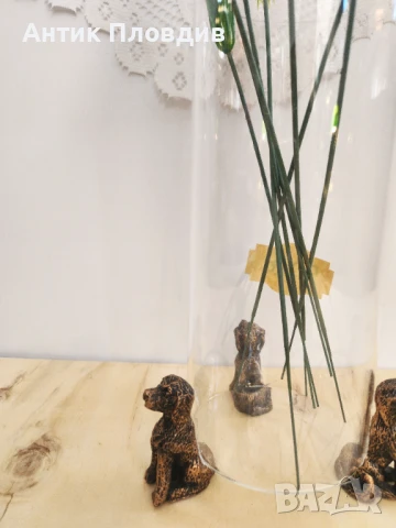 Стъклена ваза с декоративни кучета в бронзов цвят, снимка 3 - Декорация за дома - 50780213