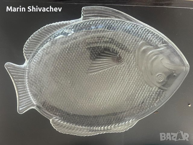 Три стъклени плата за риба.