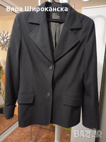Късо тъмносиво сако, почти черно. Размер: М, L. Много стегнат плат с подплата. , снимка 1 - Сака - 40524702