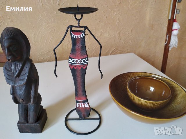 Дървена фигура, свещник, стрели, чинии, декоративна бутилка 