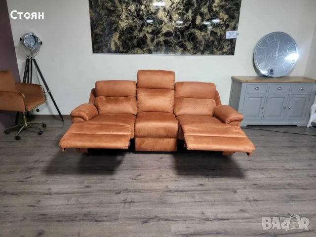 Оранжев диван от плат тройка "Gracie" с електрически релакс механизъм, снимка 3 - Дивани и мека мебел - 50648474