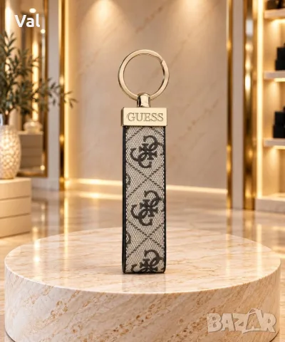 Ключодържател GUESS с 4G монограм.