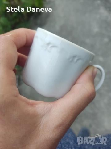 Бели порцеланови чашки с лек дефект