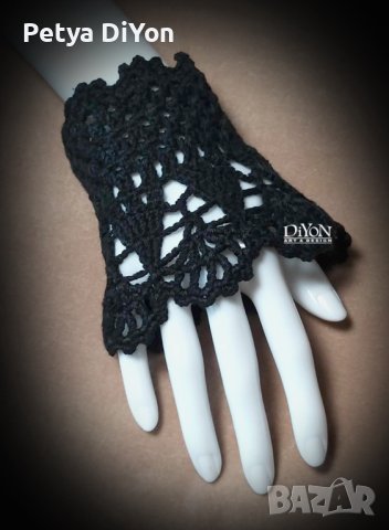 Комплект ръчно плетени маншети от дантела и брошка в черно, снимка 3 - Ръкавици - 41950593