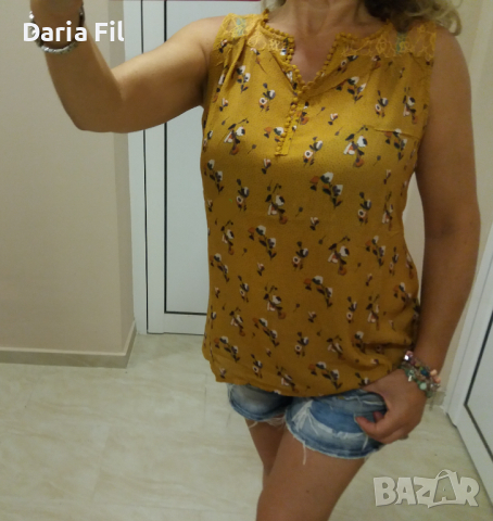 Супертъничък жълт потник на ситни цветчета с копченца на деколтето и дантела на раменете , снимка 1