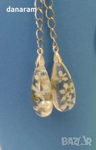 стилни обеци от епоксидна смола с вградени естествени цветя.