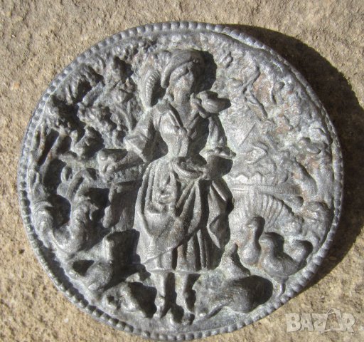 Момиче жена с птици  - пуйка, кокошка петел антика метал