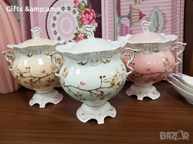 Красива порцеланова бонбониера с рози - в три цвята, снимка 1