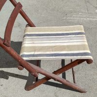 Малко старо дървено столче, снимка 4 - Антикварни и старинни предмети - 44416548