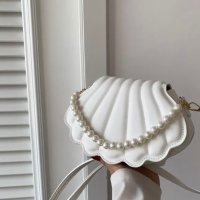 Дамска бяла чанта във формата на мида и с перли, снимка 1 - Чанти - 44424147