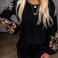 Дамска блуза в черно с дълъг ръкав и бродерия с цветя, снимка 1 - Блузи с дълъг ръкав и пуловери - 44631746