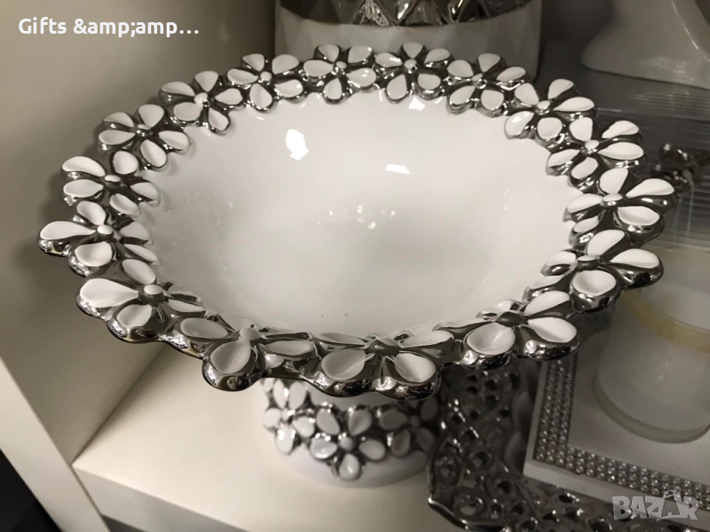 Красива порцеланова фруктиера на крак - бяло и сребърно, снимка 1