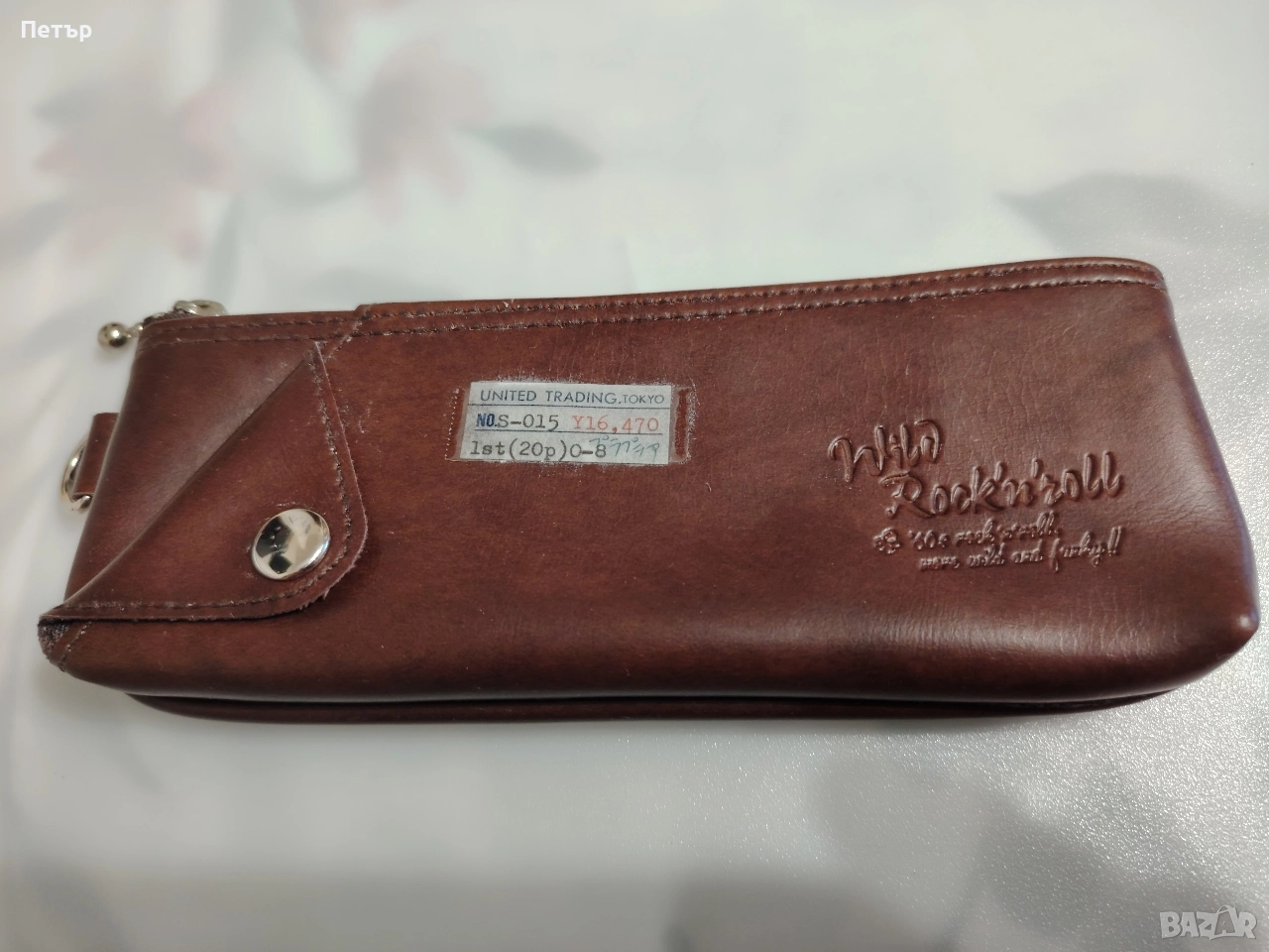 Кафяв кожен калъф за ключове или портфейл с надпис "Pok'n'roll" и етикет "UNITED TRADING.TOKYO"., снимка 1