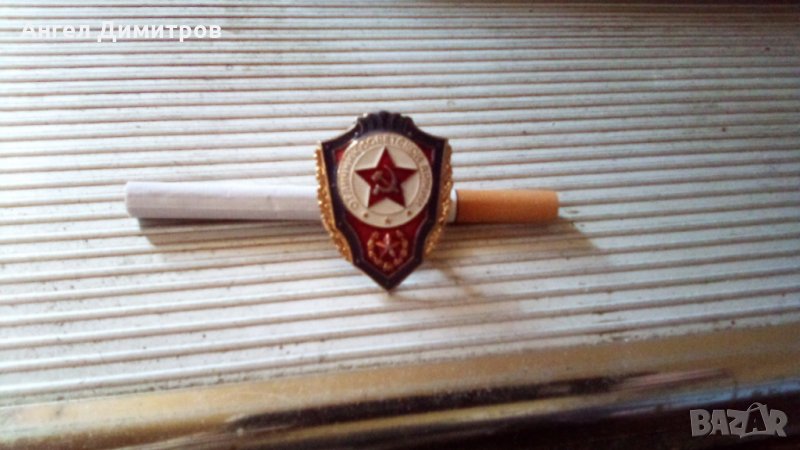 Емайлиран знак на винт Отличник на съветската армия Курск, снимка 1