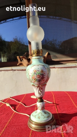 Красива старинна антикварна ръчно рисувана порцеланова настолна лампа 