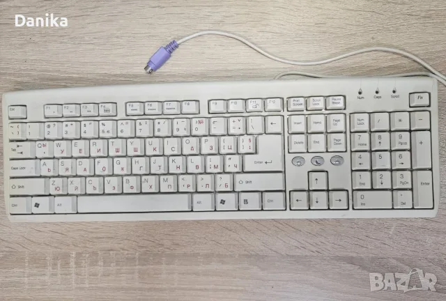 Работеща ретро клавиатура за компютър с PS/2 