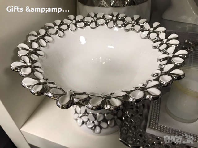 Красива порцеланова фруктиера на крак - бяло и сребърно, снимка 1