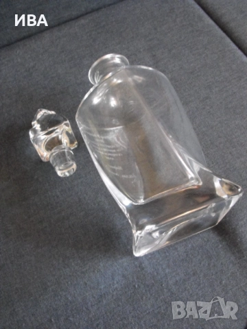 Стъклена гарафа от масивно стъкло.  Обем: около 0,7 л., снимка 3 - Антикварни и старинни предмети - 52446894