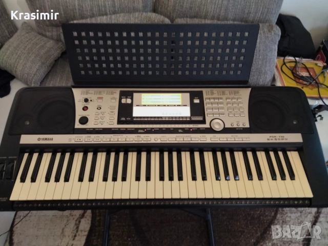 Синтезатор Yamaha PSR-740 със стойка