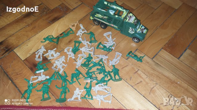 Лот пластмасови войници с военен камион , снимка 1 - Коли, камиони, мотори, писти - 42482156