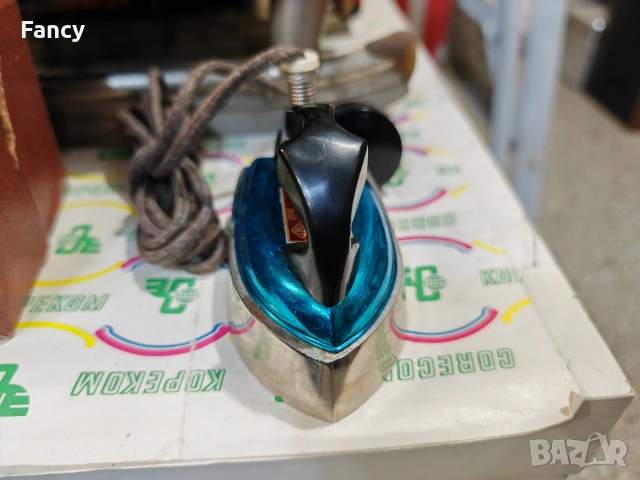 Стара мини ютия 1967 г, снимка 5 - Антикварни и старинни предмети - 53329166