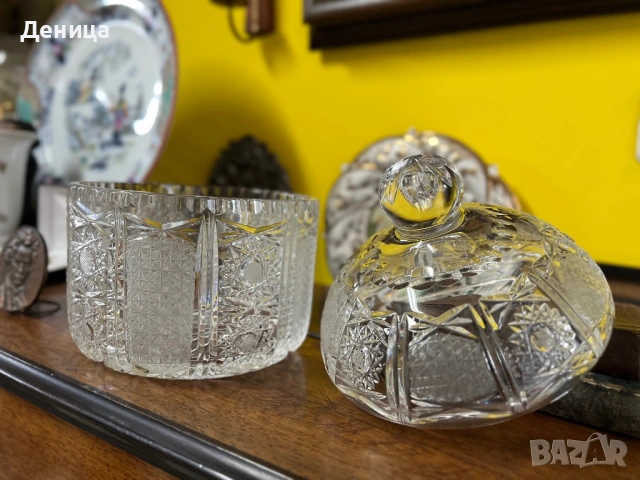 Бохемска кристална бонбониера Страхотна изработка, с много богата гравюра, която почти я покрива , снимка 5 - Аксесоари за кухня - 53117083
