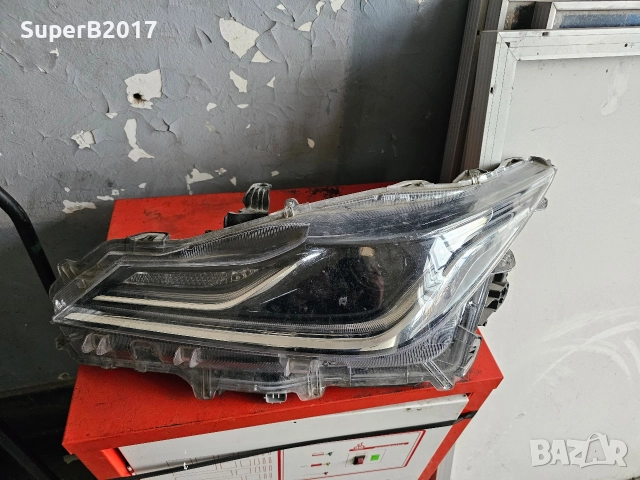 Продавам - оригинален ляв фар за Тойота Корола 2021-2024 г.