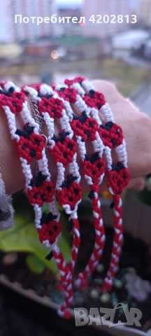 Ръчна изработка . Гривни за връзване с техника Макраме от памучни конци 