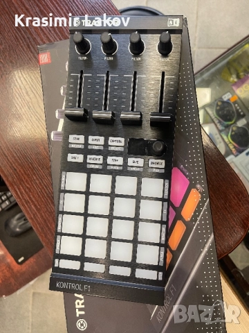 Dj контролер Traktor F1 , снимка 2 - Ресийвъри, усилватели, смесителни пултове - 52660505