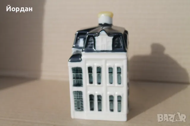 колекционерска порцеланова фигурка / шише Холандска къща ''Bols KLM''