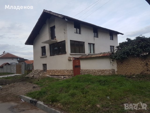 Продавам къща в село Крушовица , на 20 километра от Плевен .