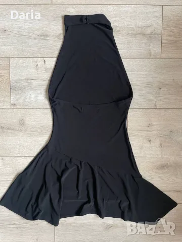 Дамска елегантна черна рокля Pull&Bear с красиво разкрояване в долната част, снимка 2 - Рокли - 56107547