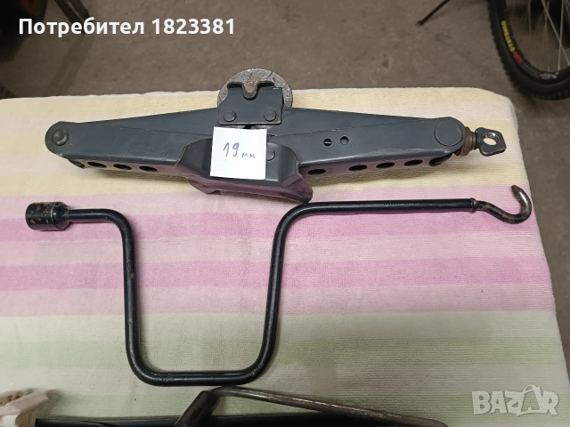 Автомобилен крик с ключ, снимка 6 - Аксесоари и консумативи - 52876652