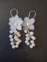 Красиви нежни обици с нежни бели цветя и малки кристални перлички , снимка 1 - Обеци - 41695222