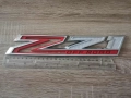 Chevrolet Z71 Offroad сребристо с червено емблема, снимка 2