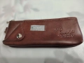 Кафяв кожен калъф за ключове или портфейл с надпис "Pok'n'roll" и етикет "UNITED TRADING.TOKYO"., снимка 1