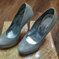 Дамски сребърни обувки + подарък чанта, снимка 4 - Дамски обувки на ток - 44554798