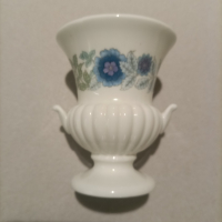 Деликатен костен Китай Wedwood Angela 3,5 в Мини пъпка Ваза от букети, Blue floral , снимка 11 - Вази - 44517747