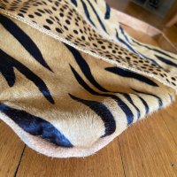 Тигров принт естествена кожа чанта, снимка 2 - Чанти - 42363560