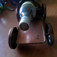 Метална количка поставка за малка бутилка, снимка 1 - Антикварни и старинни предмети - 36361303