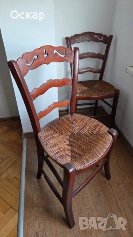 Два старинни дървени столове, папурна седалка 