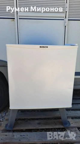 Продавам малък хладилник с камера. 