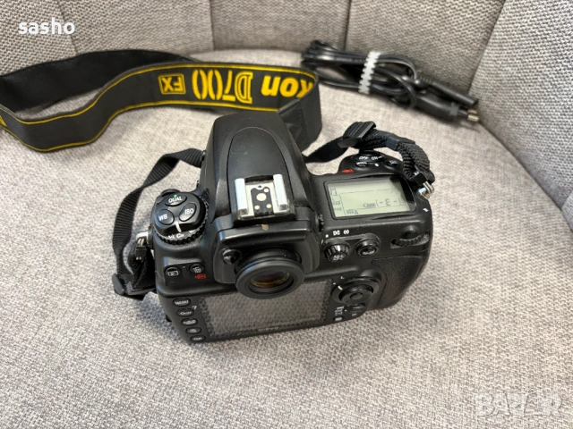 Nikon D700 с две батерии и увеличително стъкло DK-17M, снимка 2 - Фотоапарати - 53611385