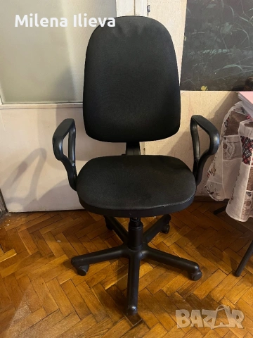 Офис стол с подлакътници – въртящ се, черен, много запазен, снимка 3 - Столове - 53835814