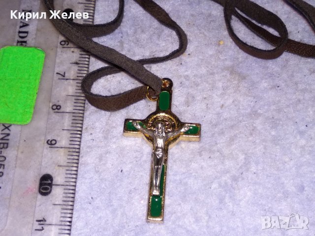 СТИЛНО КАТОЛИЧЕСКО ПОЗЛАТЕНО РАЗПЯТИЕ КРЪСТ с ЕМАЙЛ ЛАК и ШНУРЧЕ от ВЕЛУР 21540, снимка 9 - Колиета, медальони, синджири - 41483263