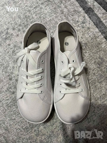 Нови бели гуменки с връзки-голям номер