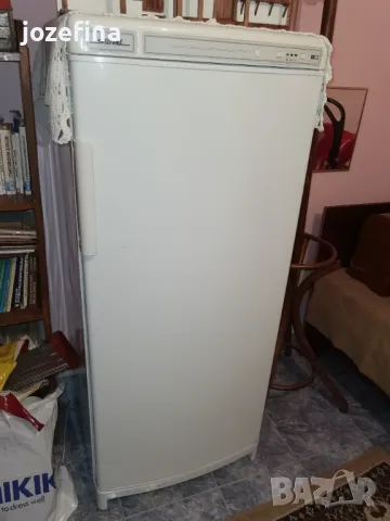 Продавам вертикален фризер Siltal – отлично състояние, почти неизползван 