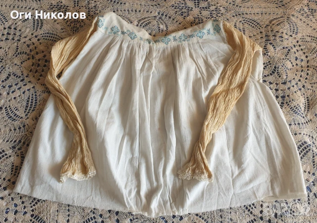 Автентична къса риза от народна носия, снимка 2 - Антикварни и старинни предмети - 50470397