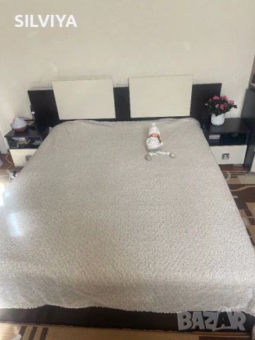 Продавам спалня с матрак и две нощни шкафчета 