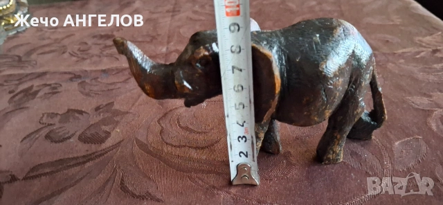Малка дървена фигурка на слон